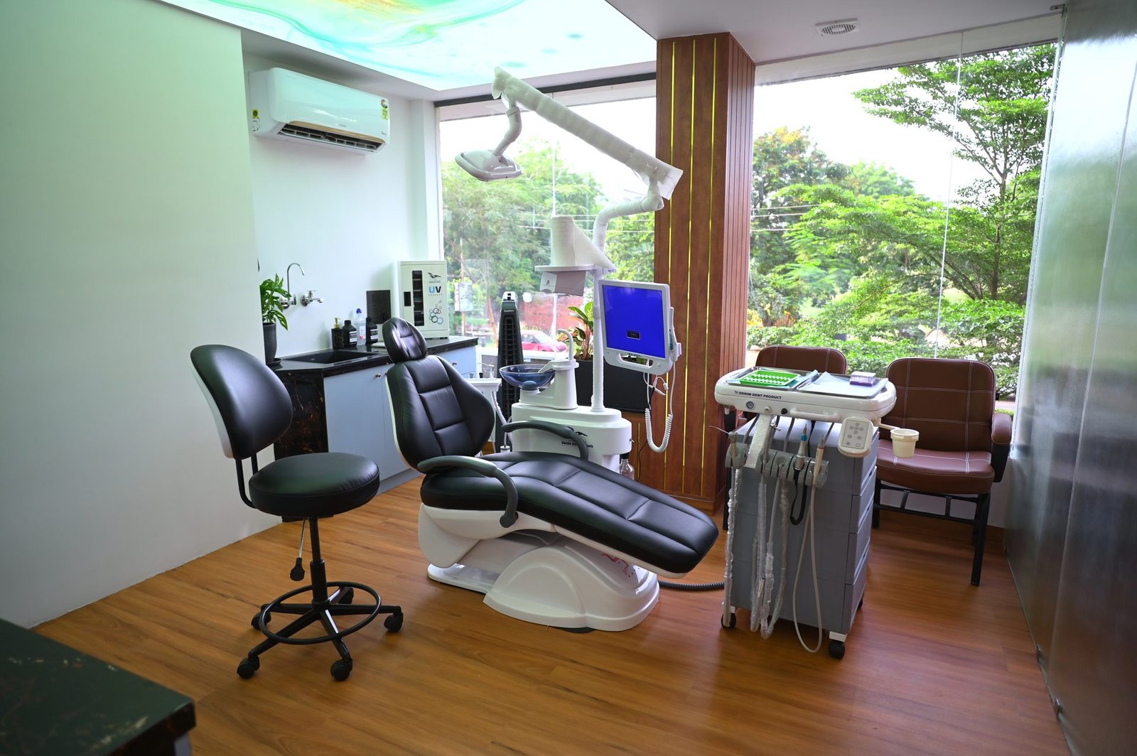 Modern treatment room at Dentistry by Gupta Dental